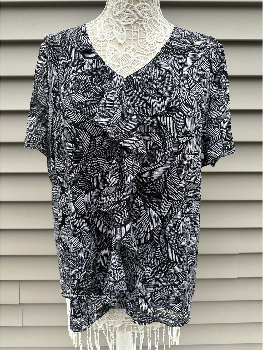 Croft & Barrow Black and White Abstract Pattern V Neck Short Sleeve Top